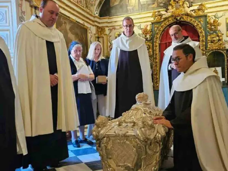 Expertos quedan atónitos tras abrir sepulcro de Santa Teresa de Jesús y descubrir su cuerpo incorrupto