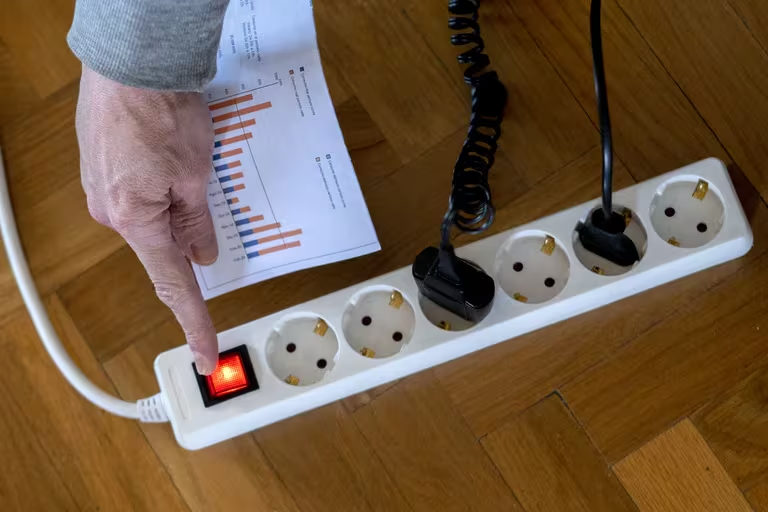 Cuánta energía consume un cargador de celular que está conectado y sin usar