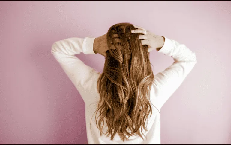 Según los expertos; ¿Qué tan malo es dormir con el cabello mojado?