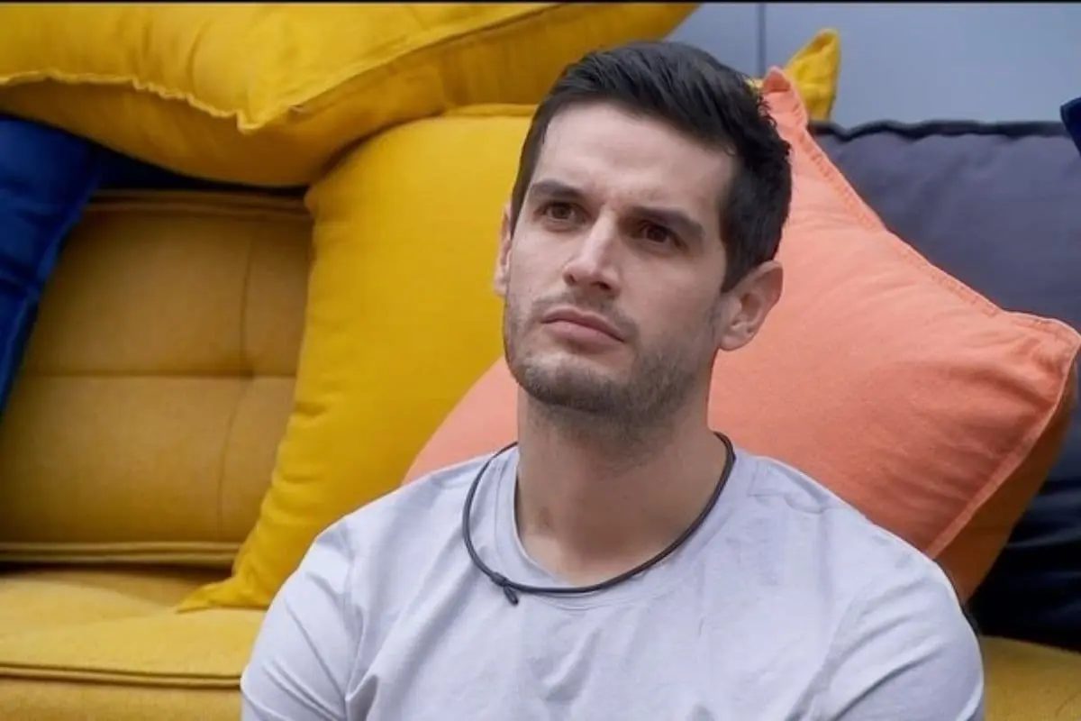 X categoriza a Adrián Marcelo como «contenido sensible»