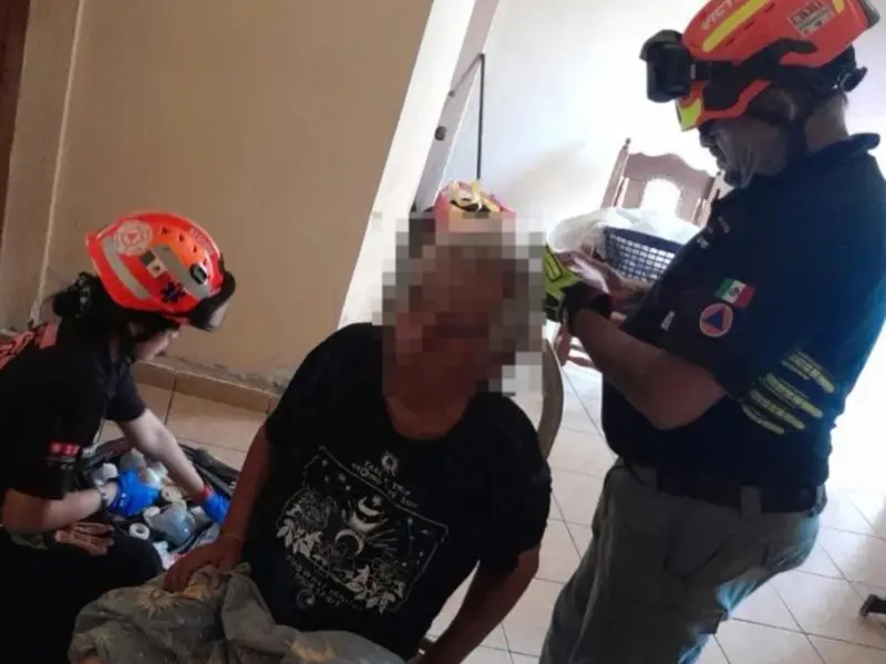 Abuelito cae en sanitario y queda atorado por 12 horas