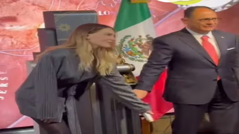 Belinda enciende las luces del Empire State y desata polémica entre mexicanos