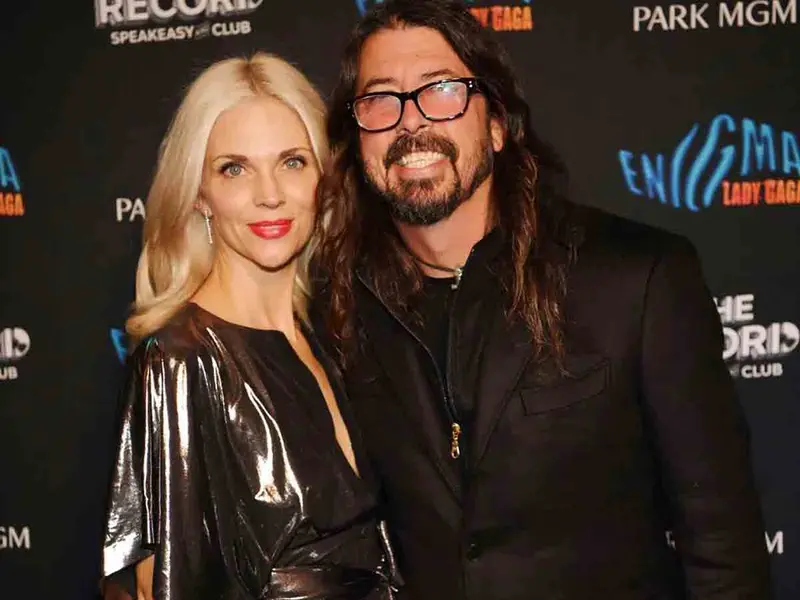 Esposa de Dave Grohl reacciona a nacimiento de bebé del cantante producto de una infidelidad