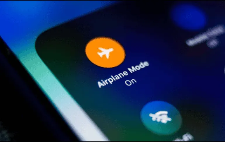 ¿Qué pasa si no pongo mi teléfono en «modo avión» en un vuelo?