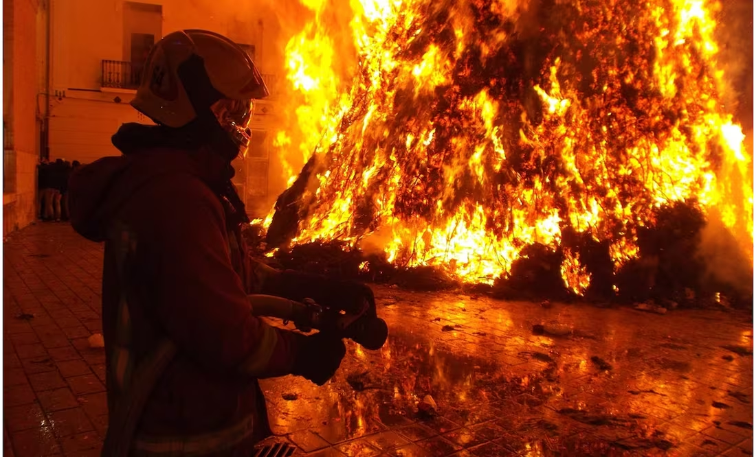 Hallan a niña de 3 años calcinada en su casa; grupo armado rapta a su padre y luego incendia el lugar