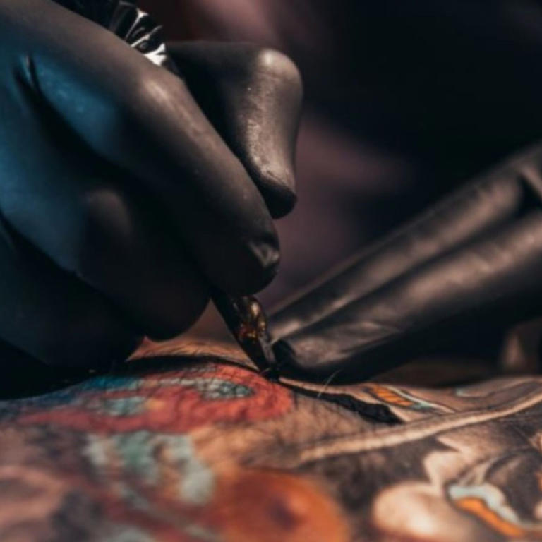 Los tatuajes y su impacto en la salud: Estudio revela riesgos de padecer cáncer