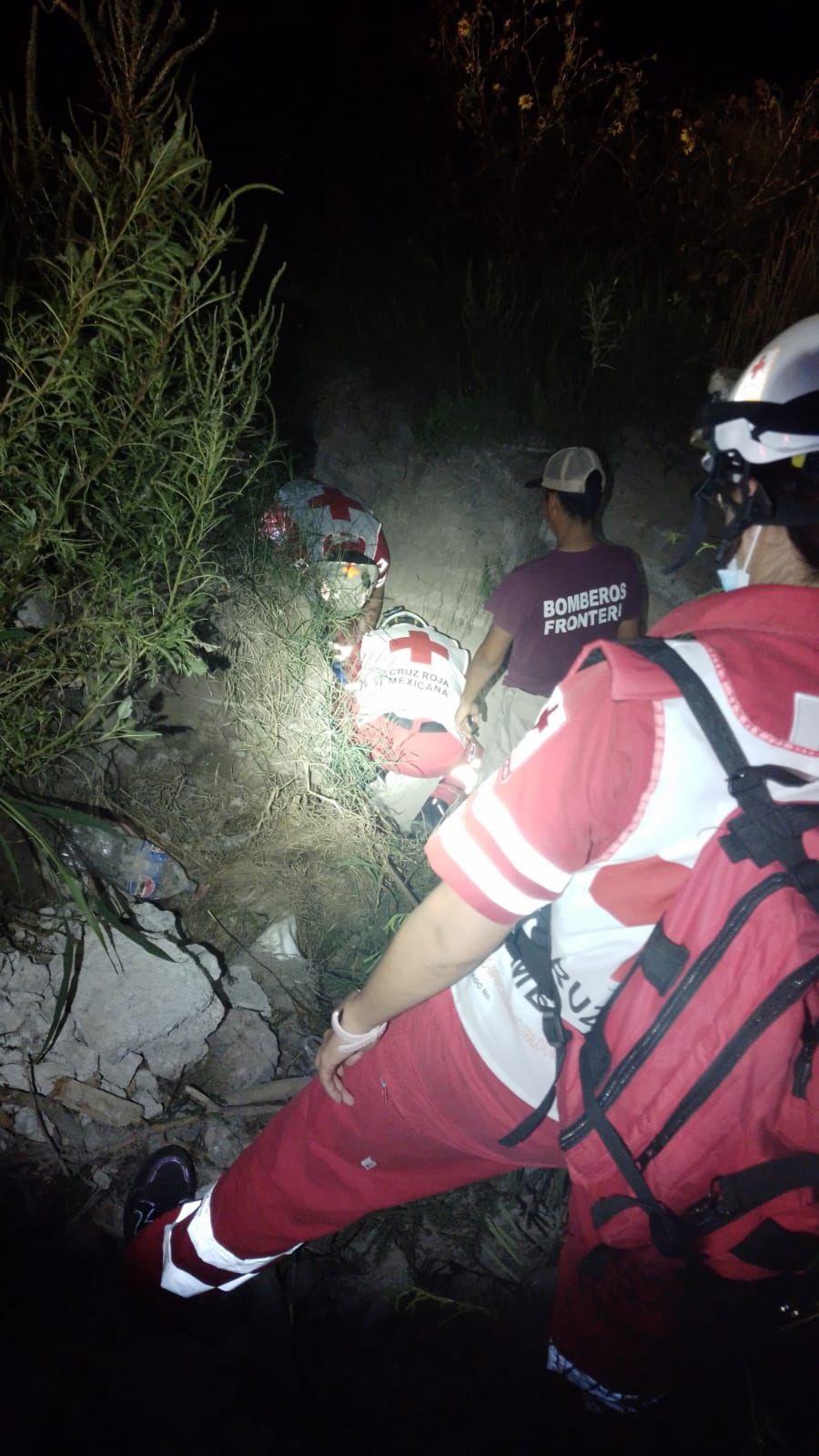 Cae ebrio a pozo de casi 2 metros