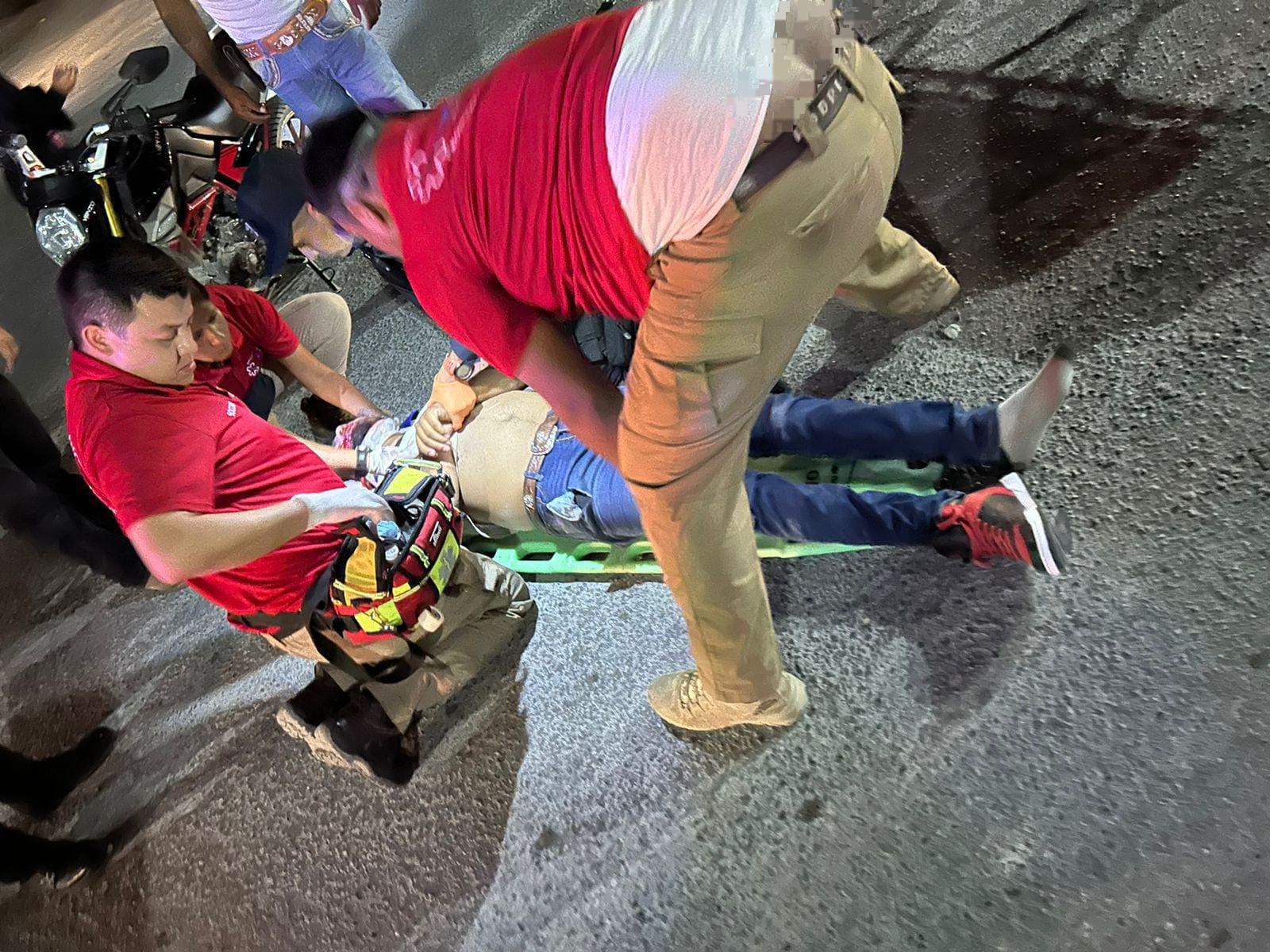 Embiste a motociclista y policía le impide huir