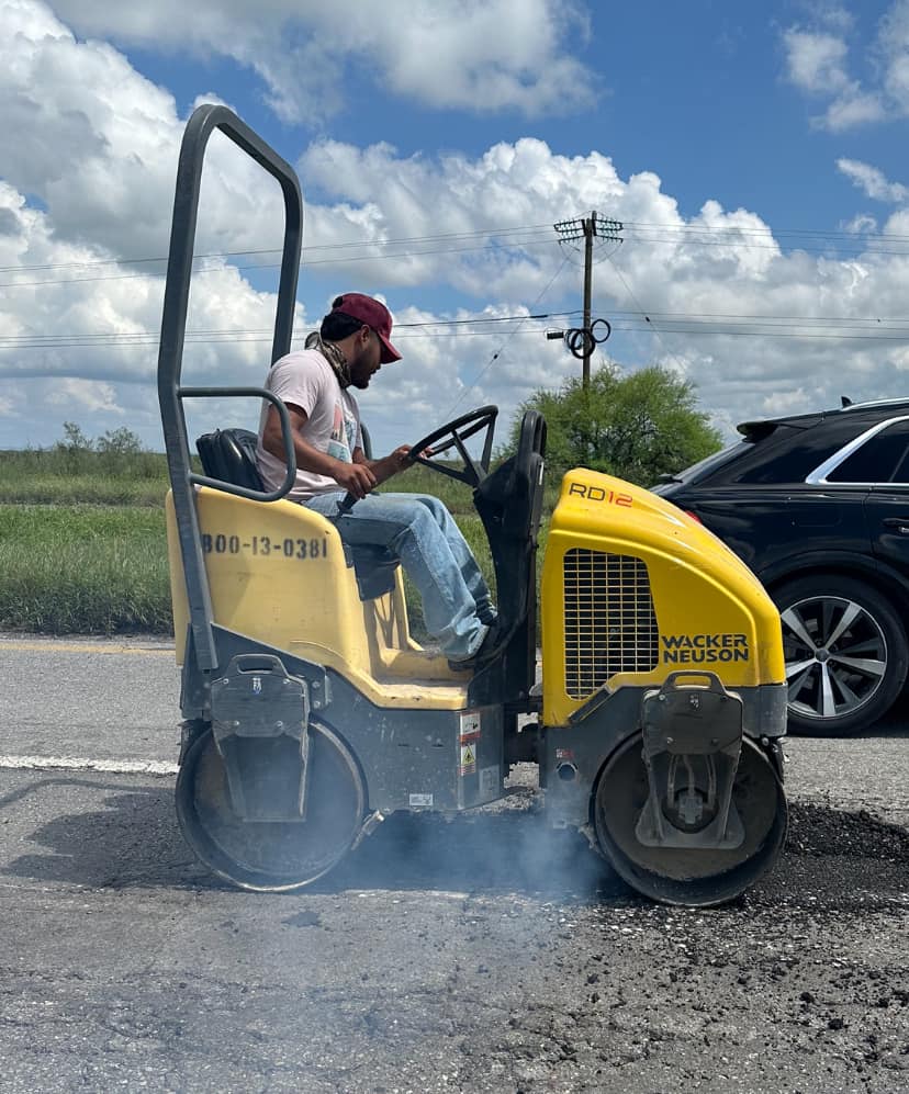 Repara empresario el mega bache de la 57
