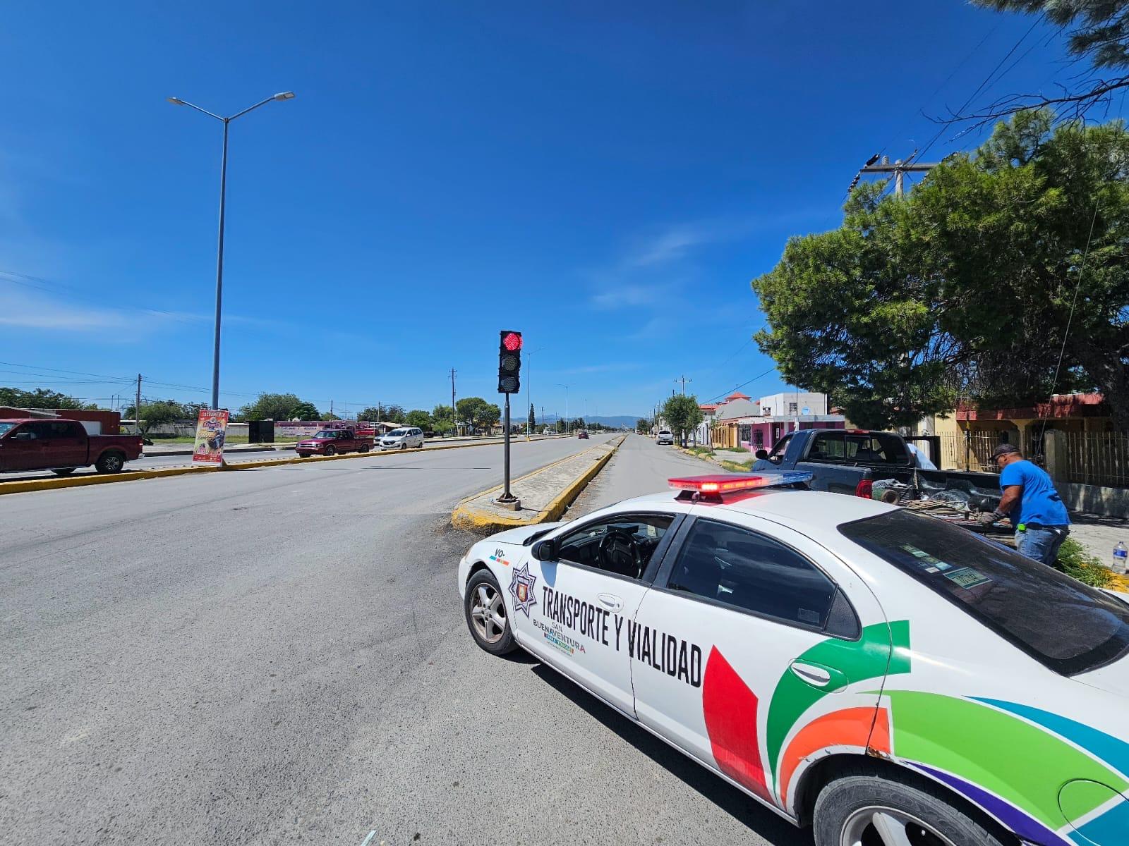Instalan semáforo en la 30 y Bulevar Magisterio