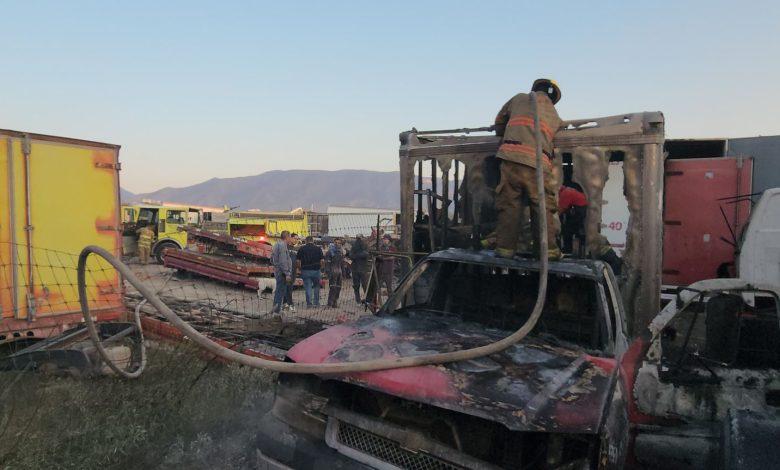 Activa emergencia incendio en la caja de tráiler en Arteaga