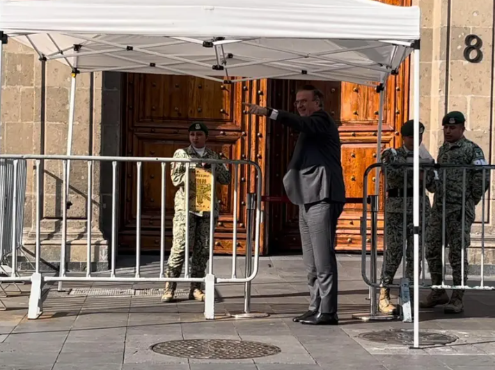 Ebrard se equivoca de día de reunión y llega a Palacio Nacional