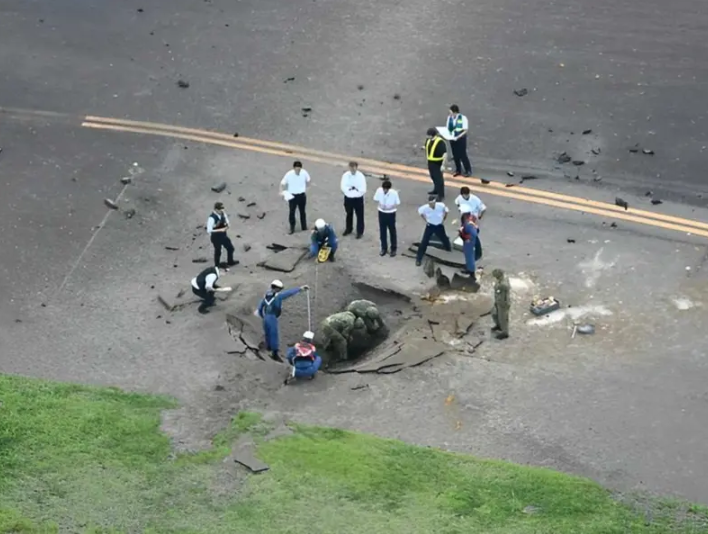 Explota bomba de la SGM en un aeropuerto de Japón; cancelan vuelos