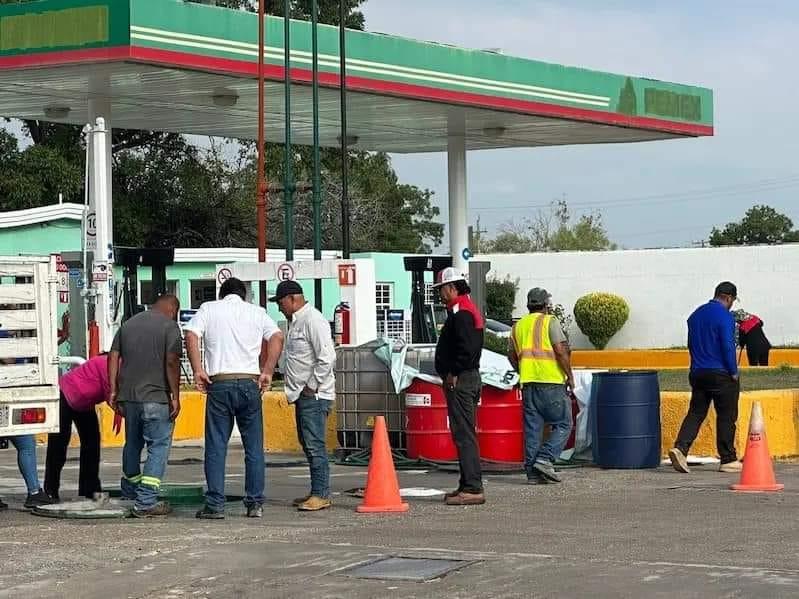Denuncian vecinos por gasolina contaminada