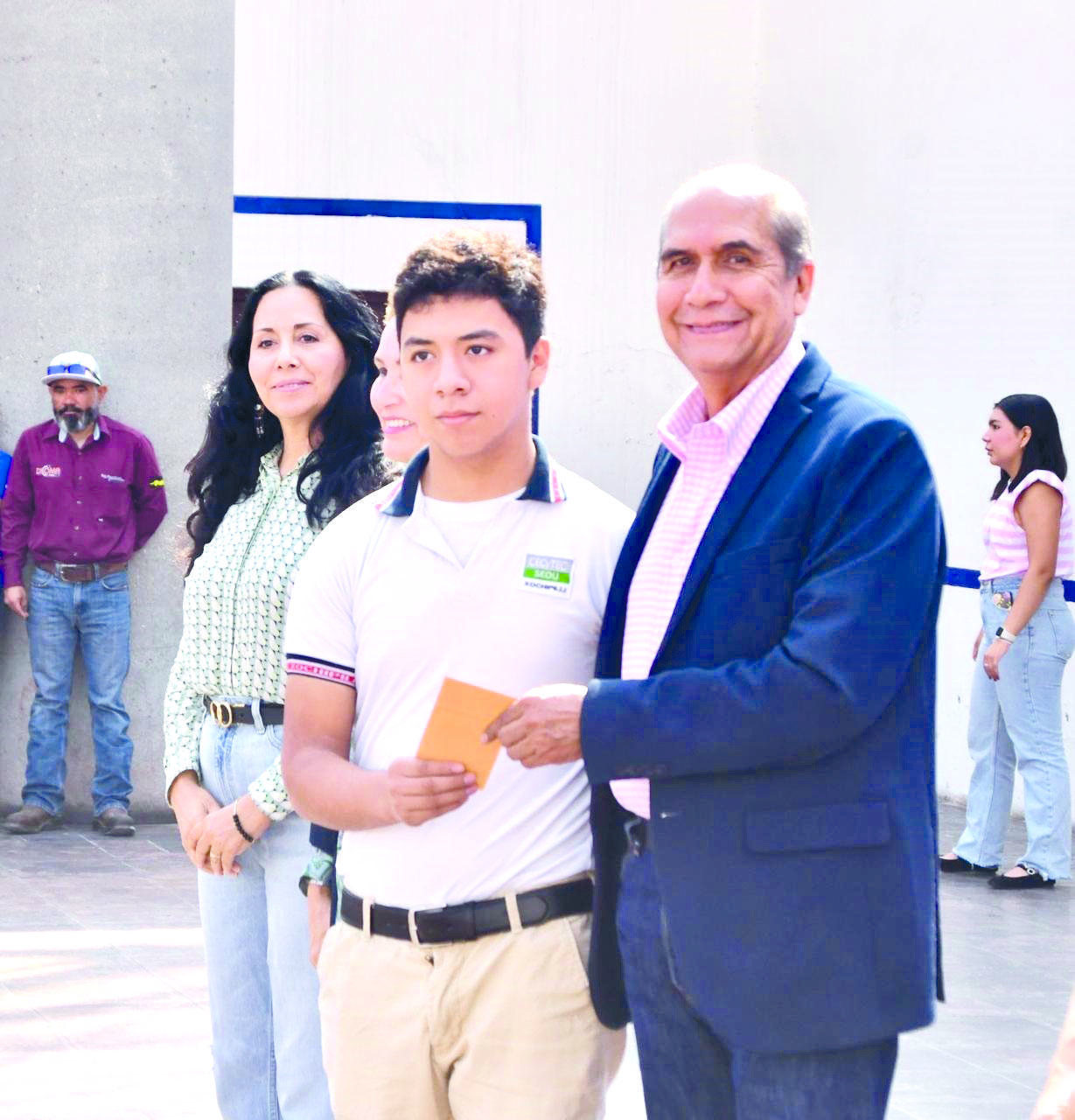 Entregan becas a 900 estudiantes