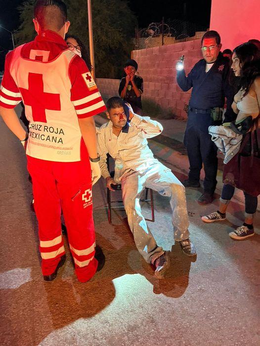 Golpean motociclistas a transeúnte y huyen
