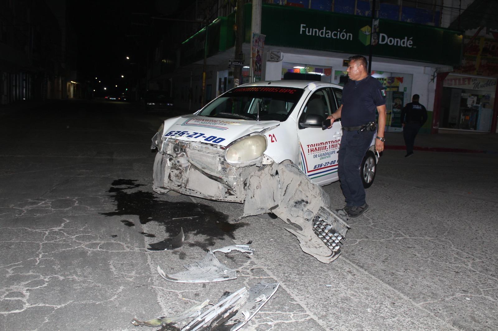 Colisionan dos autos en plena madrugada