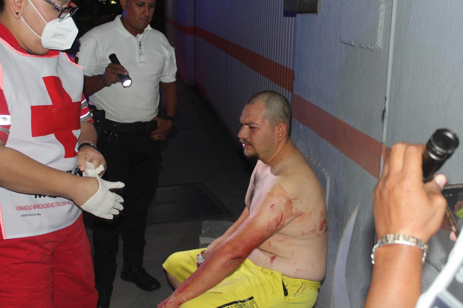 Escapa y pide auxilio; fue herido por esposa