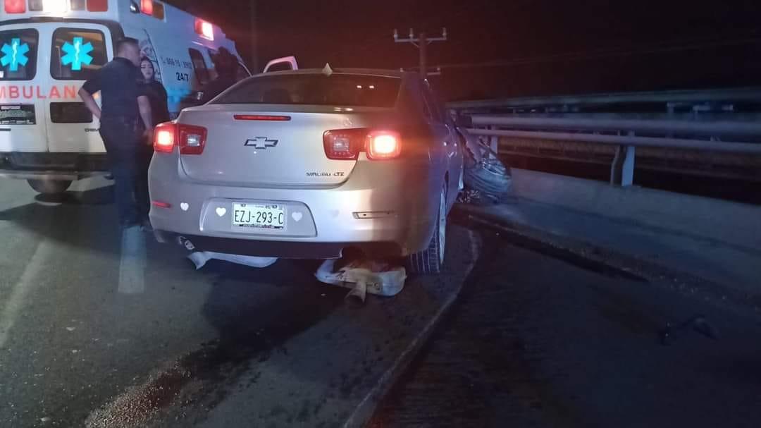 Termina destrozado auto de conductora