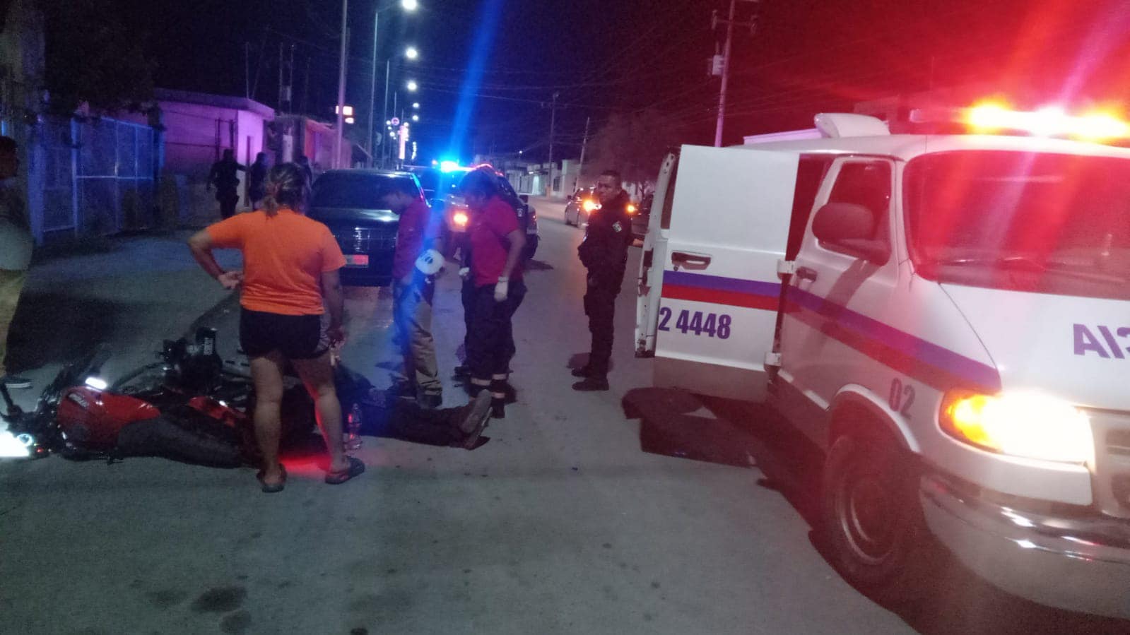 Cae oficial de su moto