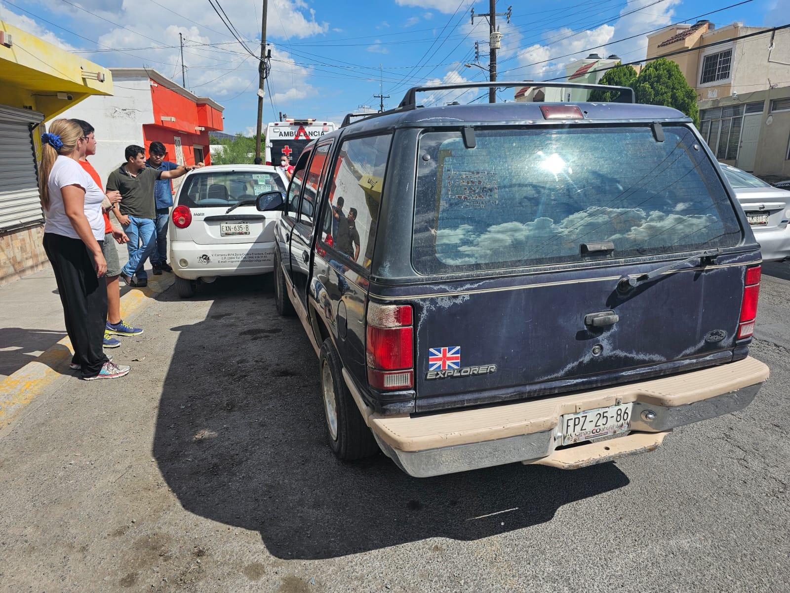 Impacta distraída mujer un vehículo estacionado