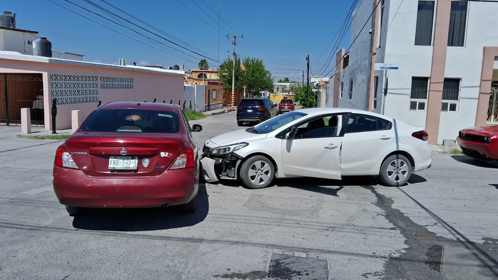 Se pasa mujer alto y ocasiona choque