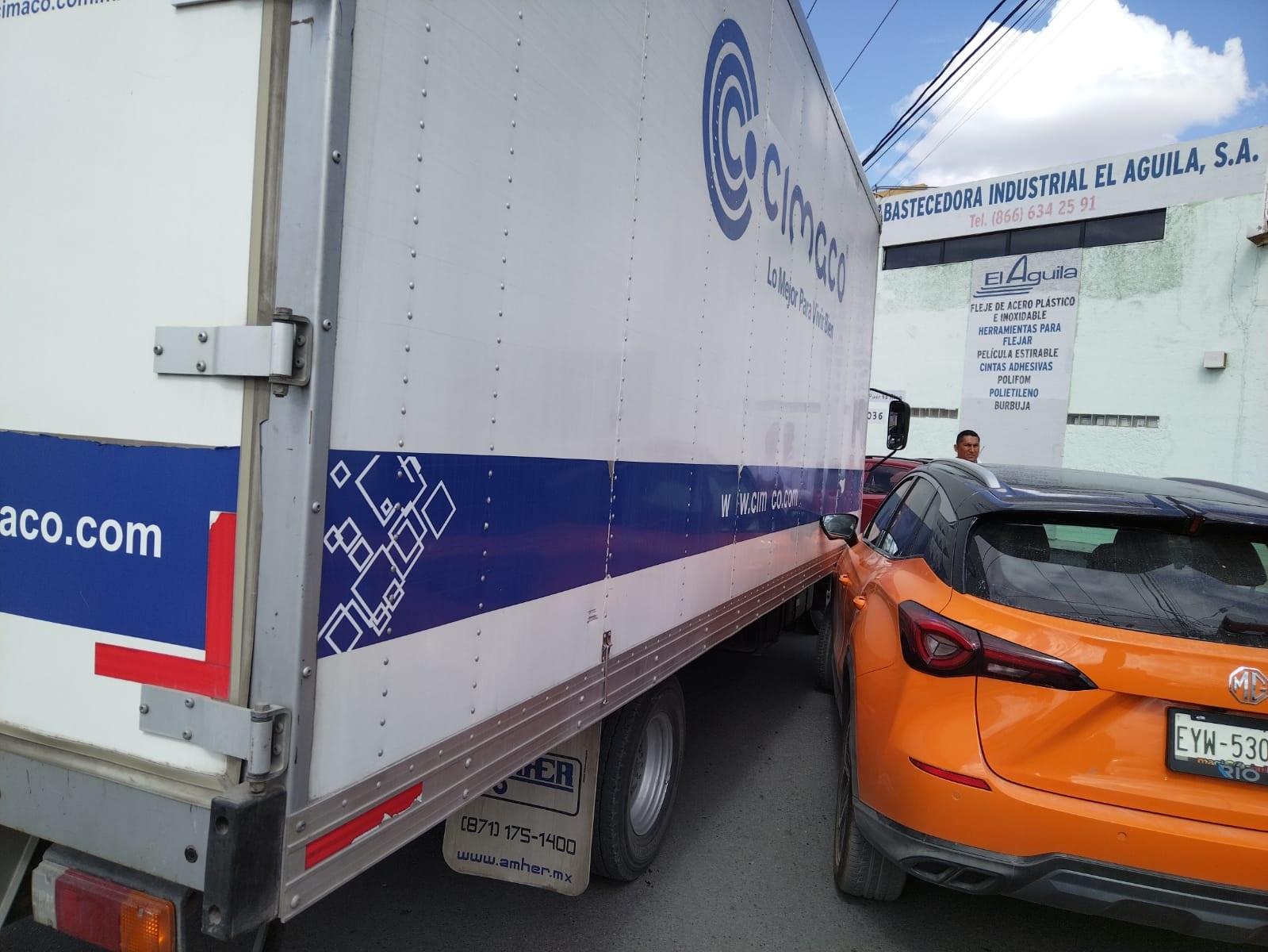 Impacta camión de Cimaco a camioneta