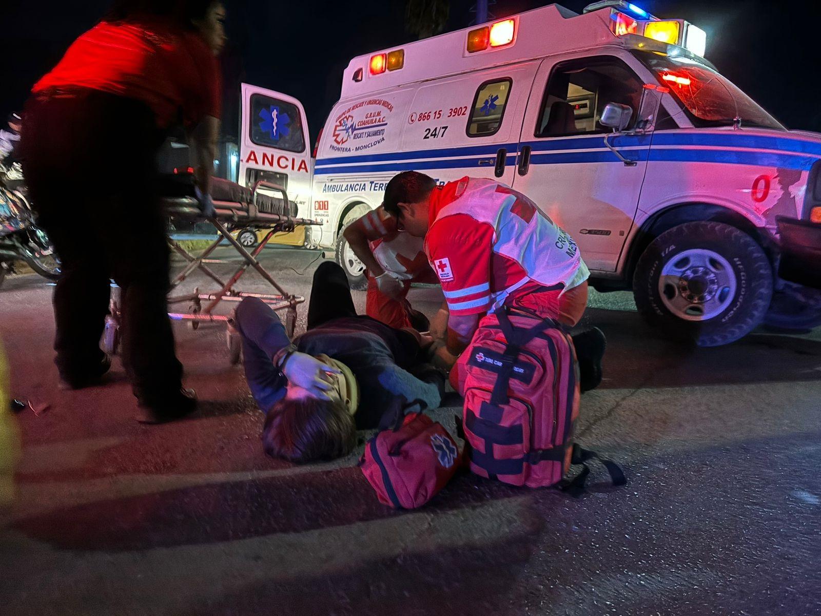 Derriba taxi a mujer en moto