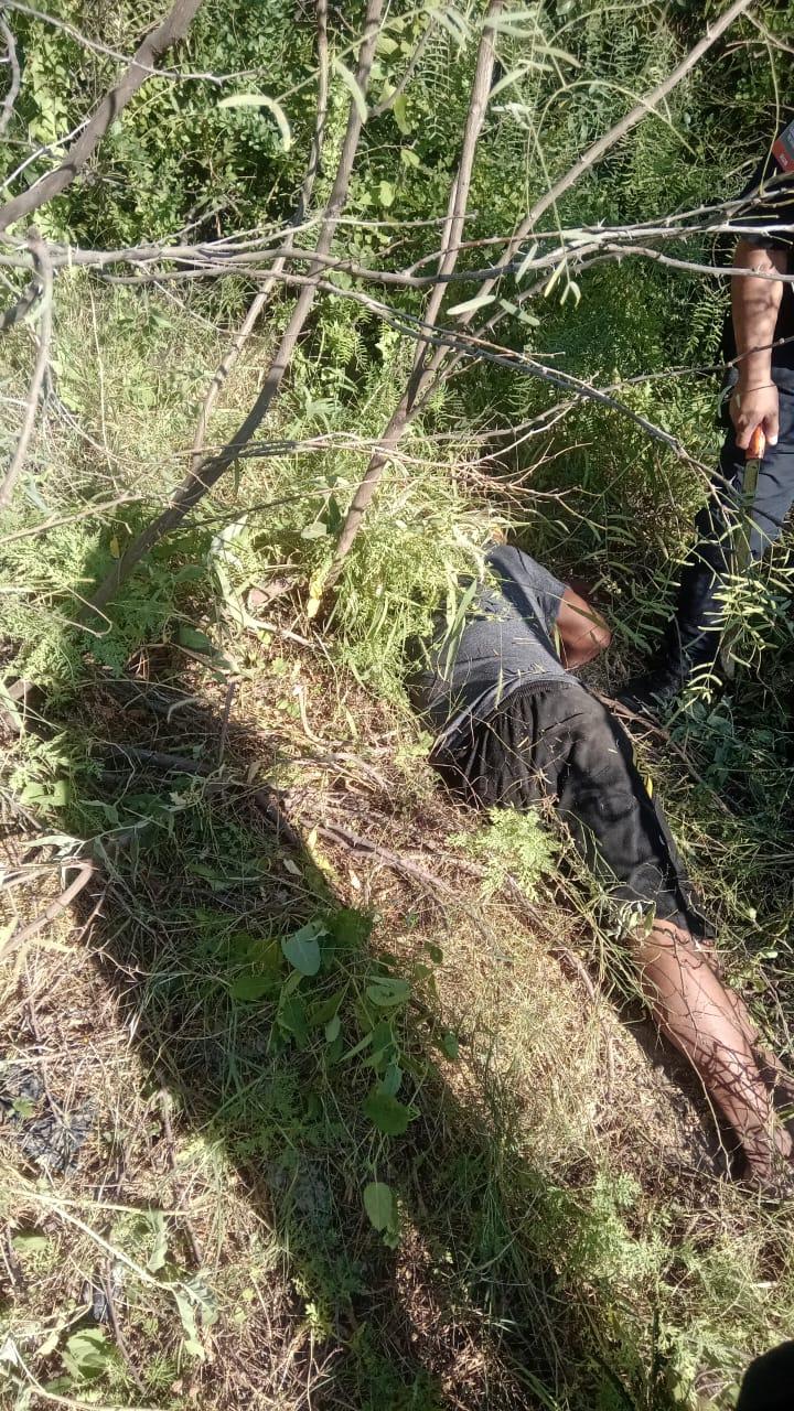 Auxilian a hombre tirado en la maleza