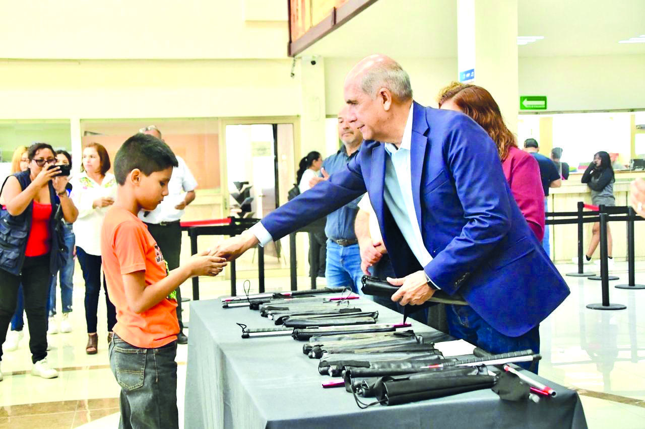 Solidario Mario Dávila con los discapacitados