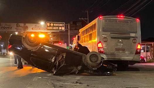 Mujer vuelca auto en Ramos Arizpe