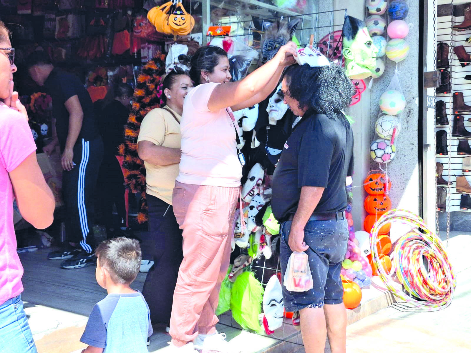 Abarrotan zona centro para comprar disfraz