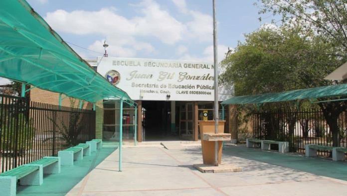 Se desprende techo y clases en patio