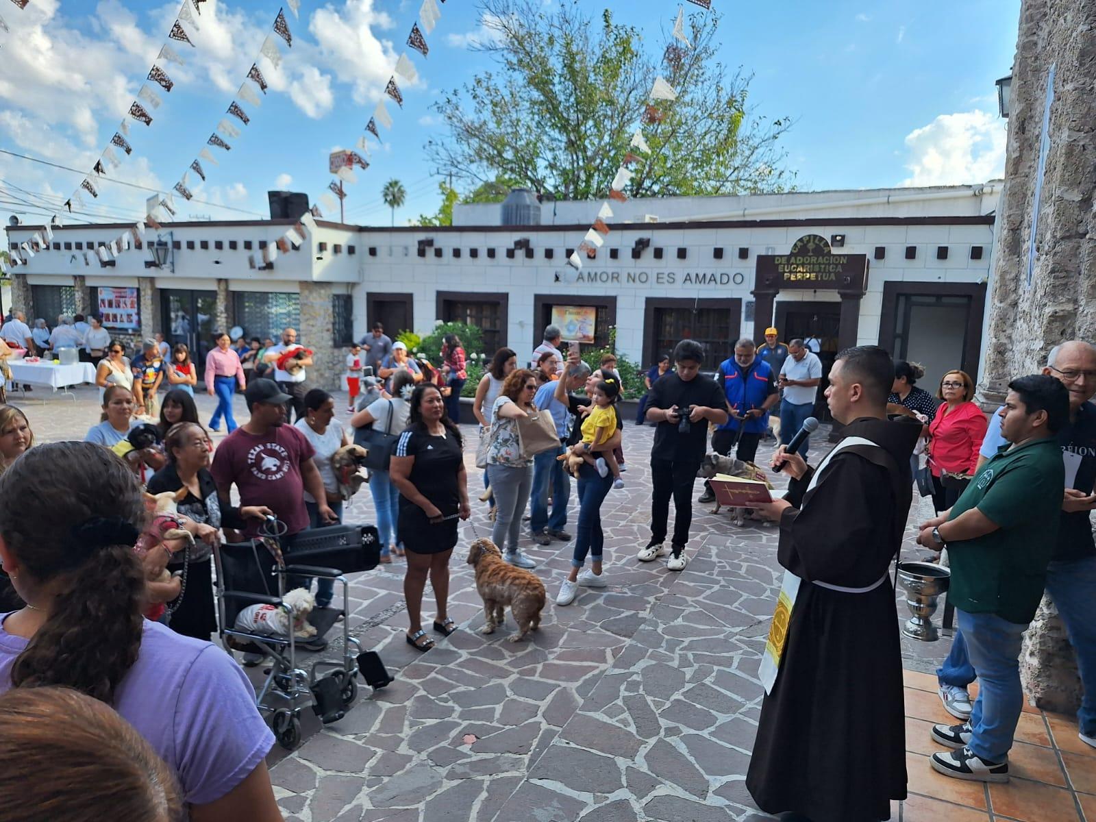 Bendicen mascotas en San Francisco de Asís