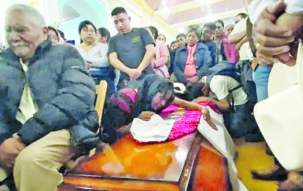Dan último adiós al Padre Marcelo Pérez en Chiapas