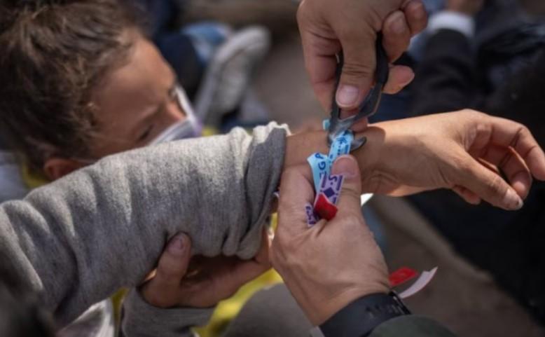Inquieta presencia de migrantes con pulseras