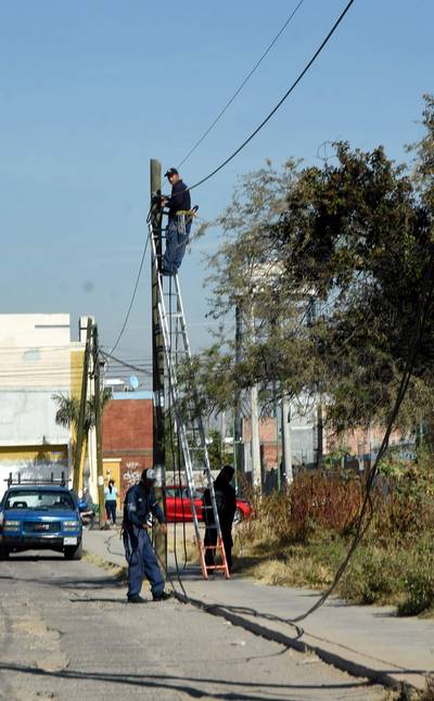 Hacen vecinos la chamba a policías