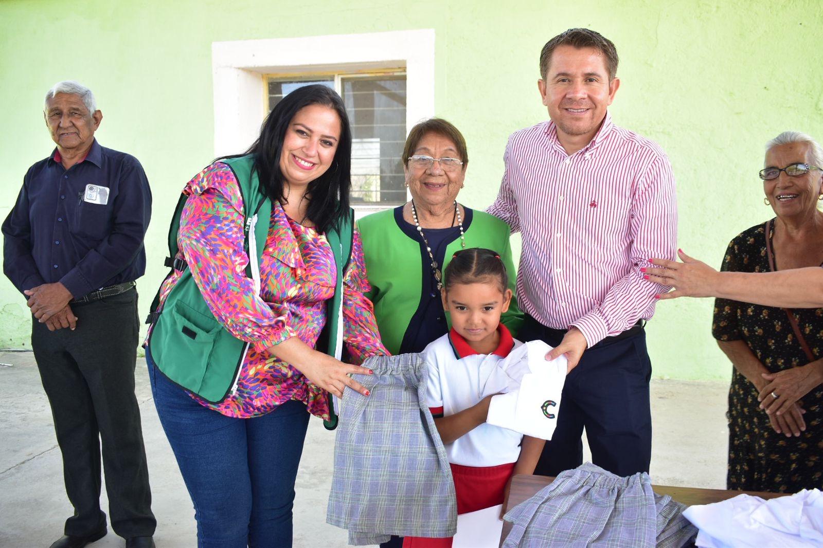 Entregan uniformes a alumnos en ejidos