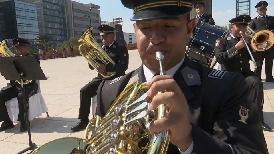 Compra Sedena instrumentos musicales de lujo y a sobreprecio