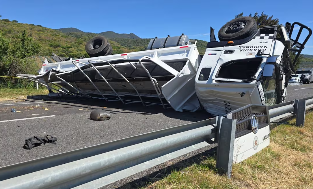 Vuelca camión de la Guardia Nacional en autopista de Michoacán; hay 3 muertos y más de 20 lesionados