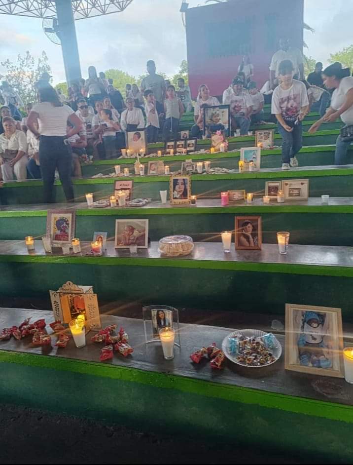 Encienden velas en honor a angelitos