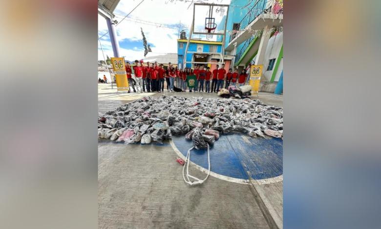 Regalan estudiantes zapatos a migrantes