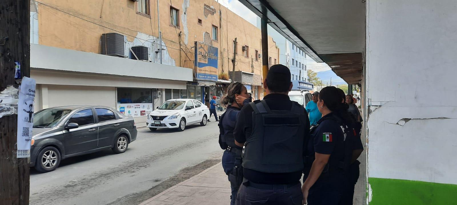 Con apoyo de la Policía reubican comerciantes