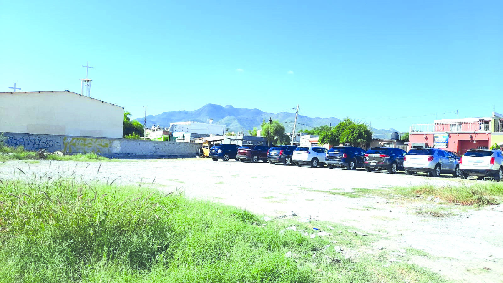 Usa terreno del Municipio como lote de automóviles