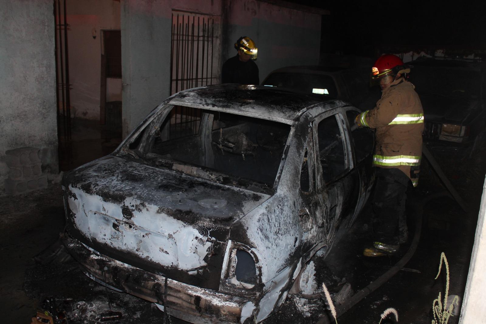 Se incendia auto por cortocircuito