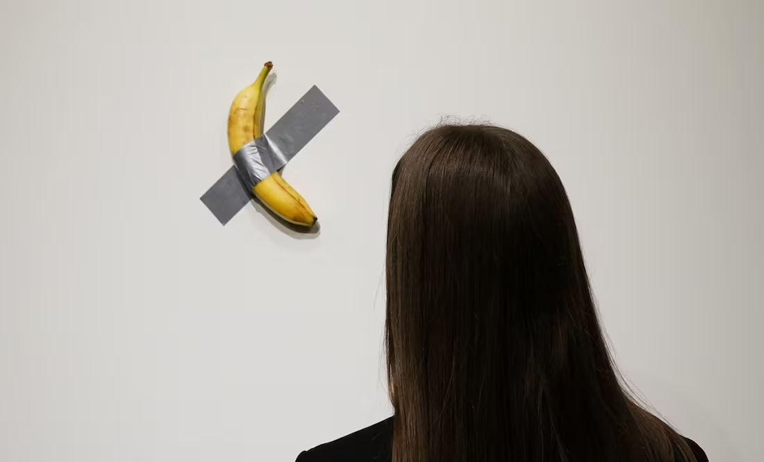 Subastan la banana pegada a la pared con cinta adhesiva por un millón de dólares