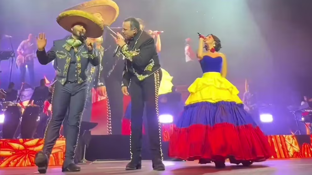 Ángela Aguilar es criticada por usar vestido de «Blancanieves» en su concierto en Colombia