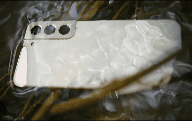 ¿Qué puedo hacer si mi celular se ha caído al agua?