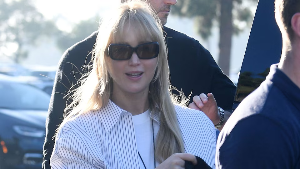 Jennifer Lawrence oculta su ‘baby bump’ con un ‘look oversized’ en partido de los Dodgers