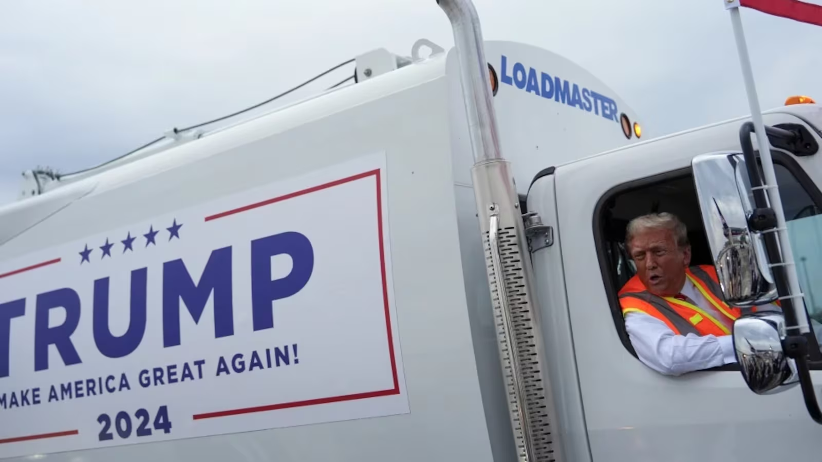 ‘¿Les gusta mi camión?’: Donald Trump llega a mitin en un carro de basura tras críticas de Biden